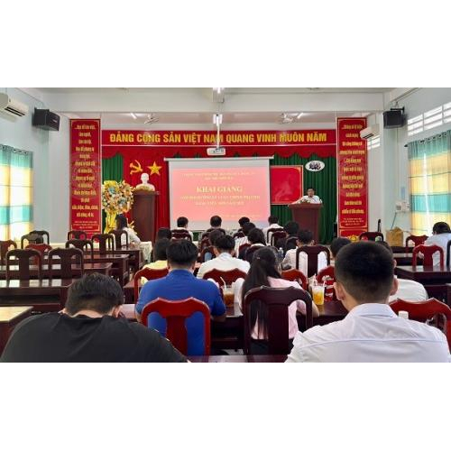 Khai giảng lớp bồi dưỡng lý luận chính trị cho Đảng viên mới năm 2025